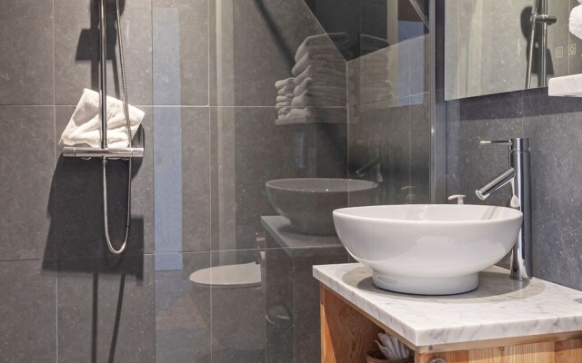Beautifully Renovated Farmhouse for Groups, With Indoor Pool and Sauna