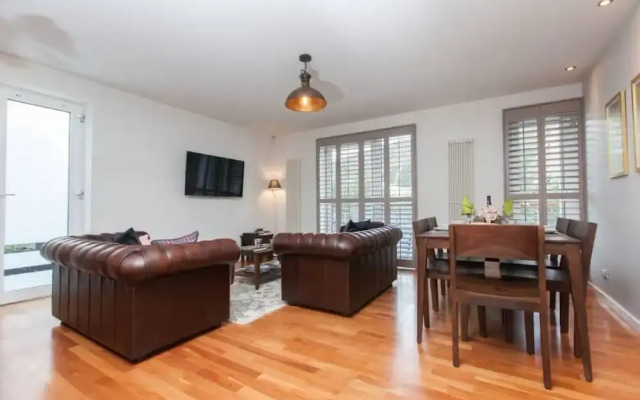 Holyrood Residence - Luxury Apartment With Parking