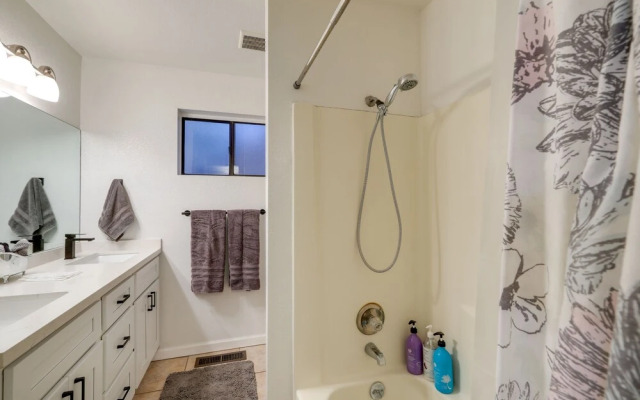 Flagstaff Retreat w/ Grill, Deck & Fireplace!