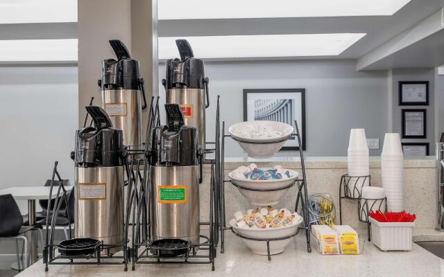 Red Roof Inn & Suites Calhoun