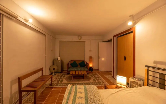 The Perch - 2bhk w panoramic hill view by Roamhome