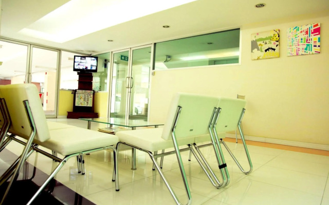 OYO 274 Meesook Residence