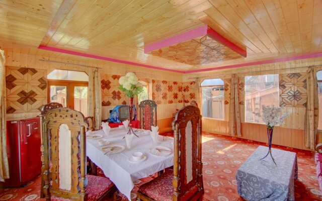 Oyo 6410 Amina Houseboat