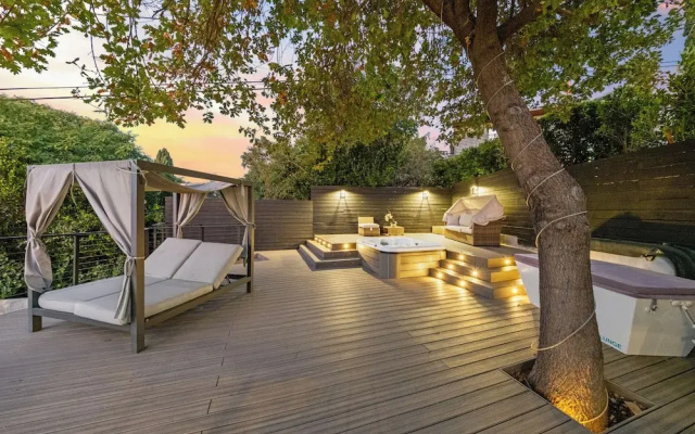 Farley Court - Stylish Hillside Residence With Stunning Views