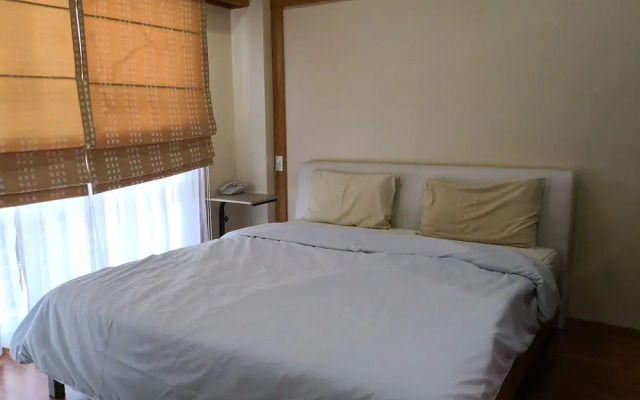 Choke-Set-Thee House