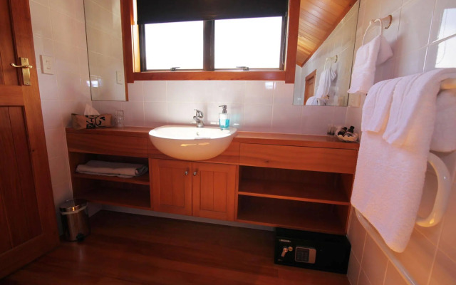 Te Puru Beach Lodge