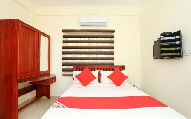 OYO 37302 White Cort