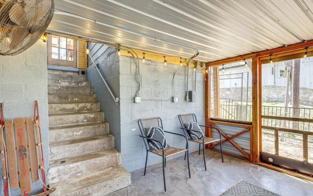 Creekside Cottage w/ Deck & Hot Tub in Belton
