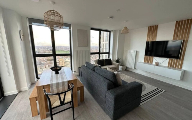 Beautiful 2 Bed Penthouse With Balcony Views Ldn