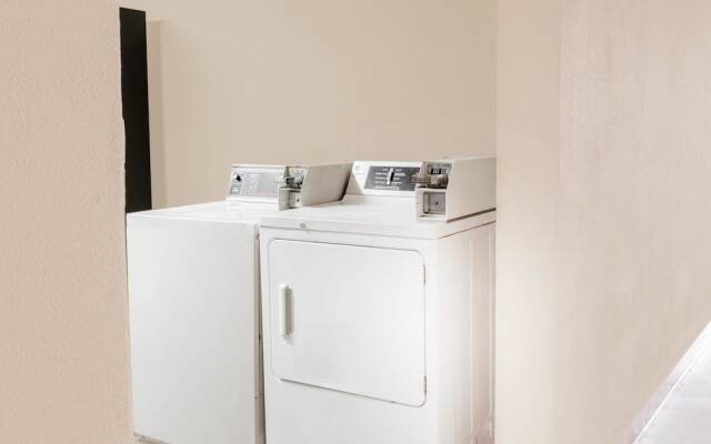 Super 8 By Wyndham Madison/Ridgeland Area