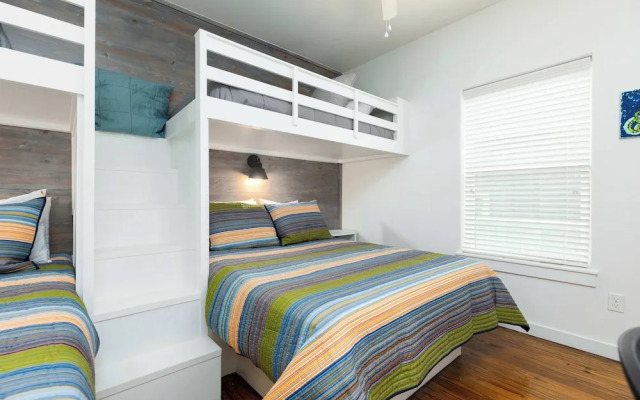 Comfy 3bdr Right in Town Sleeps 10