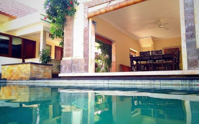 3 bedroom villa river side Legian