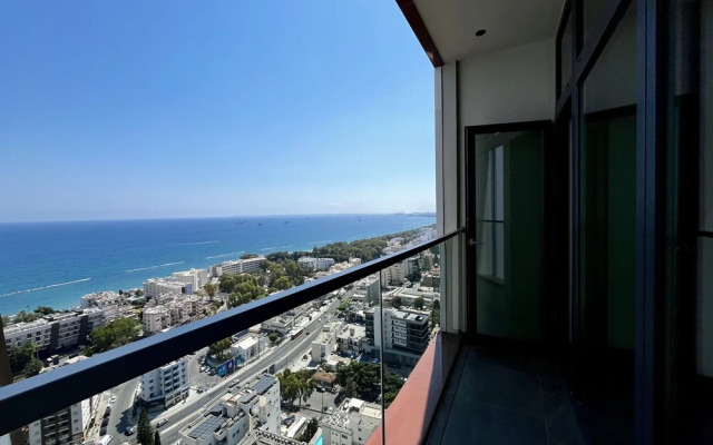 128 LIM - 2001 Stay Only Tower Suite