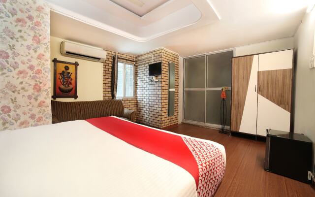 OYO 15211 Hotel Midas