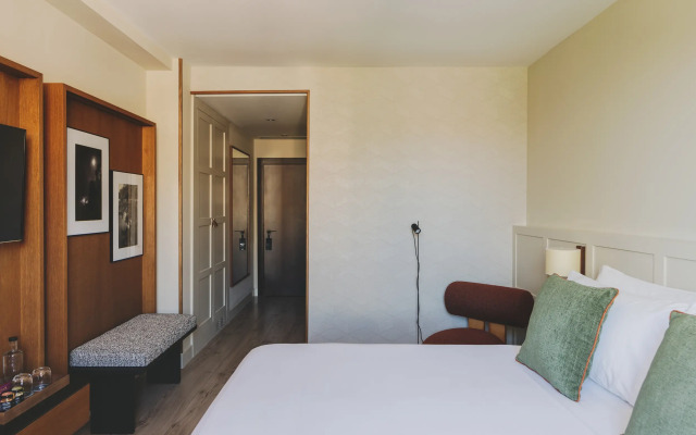 Отель Catalonia Boulevard