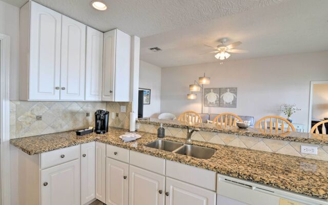 Beachfront Getaway w/ Deck & Views in Galveston