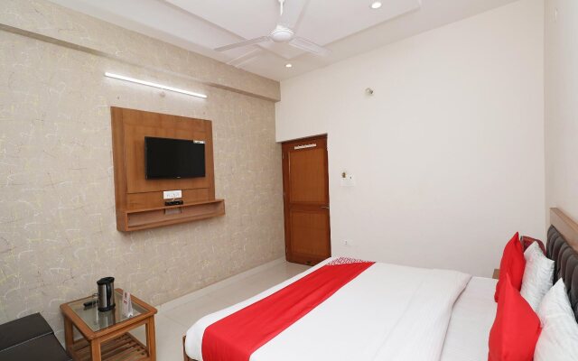 Chandra Palace By OYO Rooms
