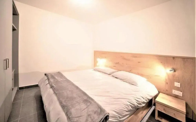 Isky Apartments