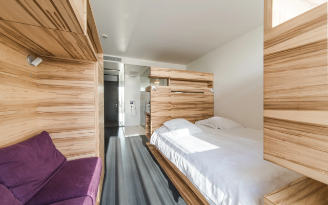 D-Hotel