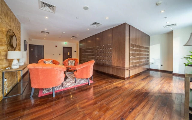 Monty - Stylish Apartment with Partial Burj Khalifa View