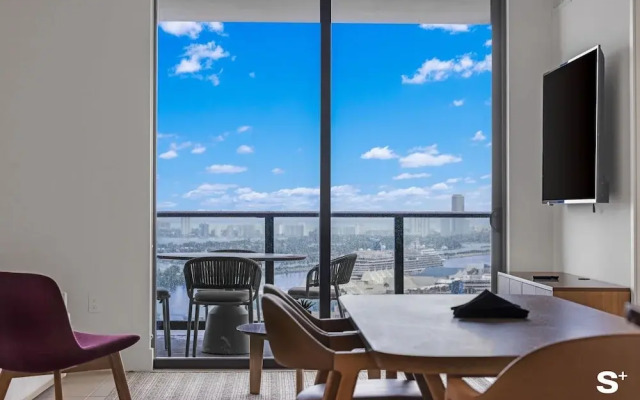 Luxury Downtown 2 BR with Skyline View