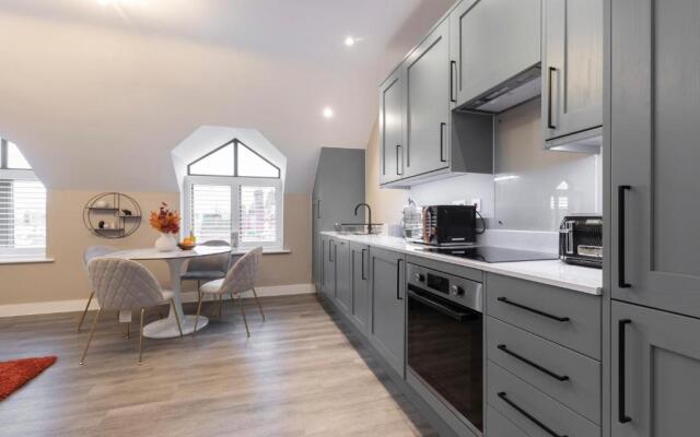 Elliot Oliver - Stylish Loft Style 2 Bedroom Apartment With Parking