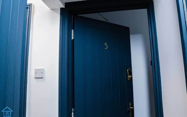 York Contractor House by Firoz Property Management