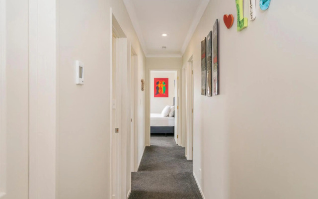 The Sunny Bach - Cooks Beach Holiday Home