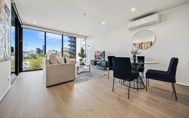 Chic 1-bed With Sophisticated Decor,
