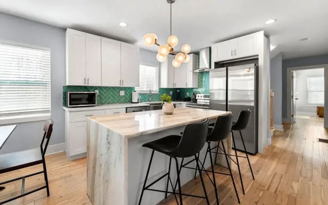 City Oasis With Hot Tub Group-friendly