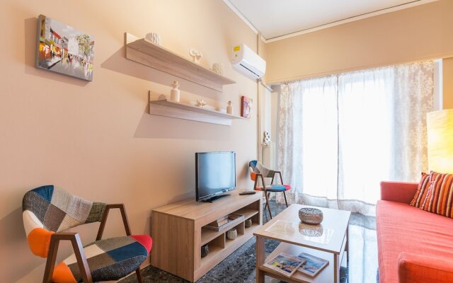 Comfy Kerameikos Apartment by Cloudkeys