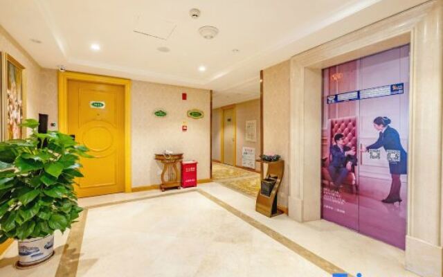 Vienna Hotel (Shenzhen Guanlan Changhu Metro Station) )