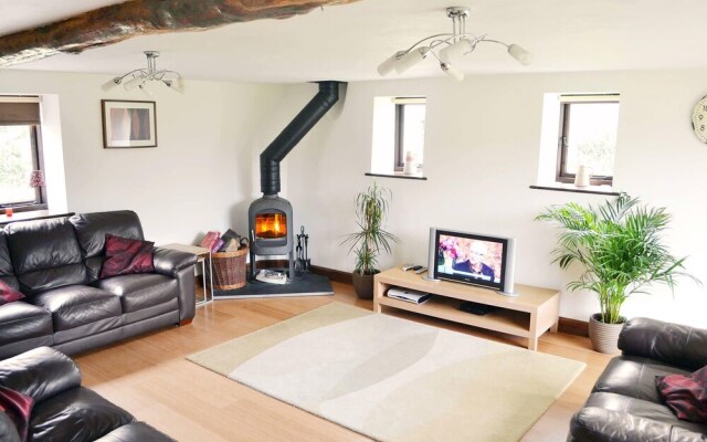 Beautifully converted 400-year-old threshing barn. Pet-friendly.