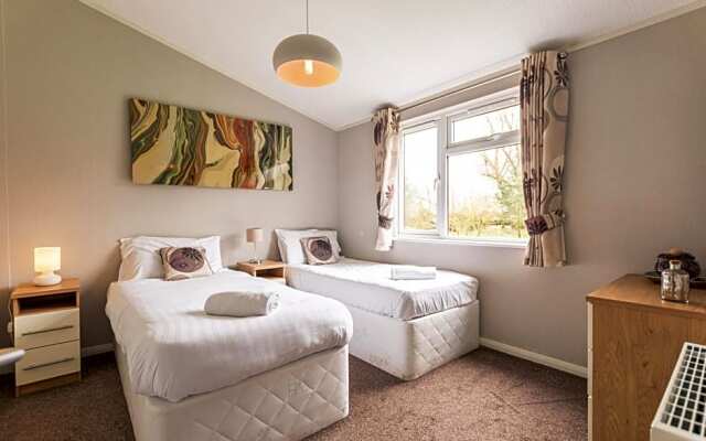 Kingfisher Lodge with Hot Tub