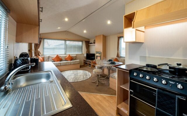 Inviting 3-bed Caravan on Sand Le Mere, Tunstall