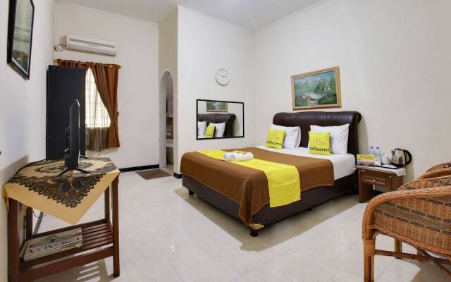 Bogor Guest House by Literooms