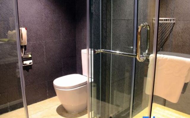 Weishang Hotel (Xichang Moon Lake Park)