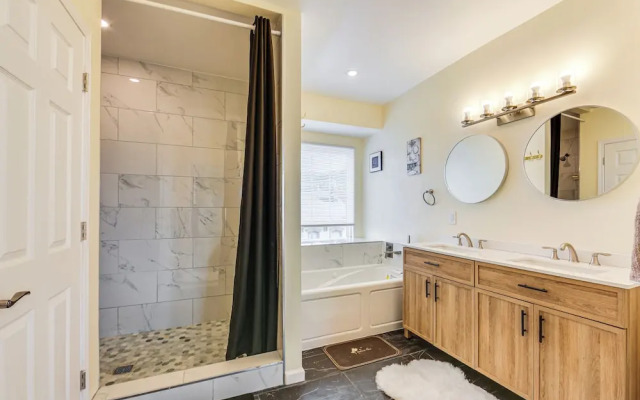 Modern Pittsburgh Home w/ Rooftop Deck & Backyard