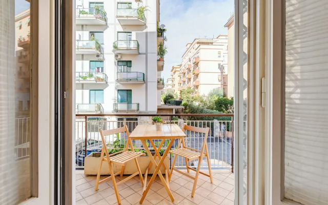 Cozy 2-Bedroom Flat with Balcony