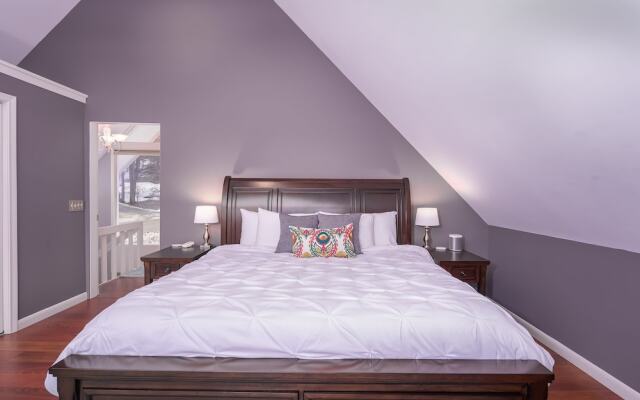 Classic Stowe Ski 3 Bedroom Chalet by RedAwning