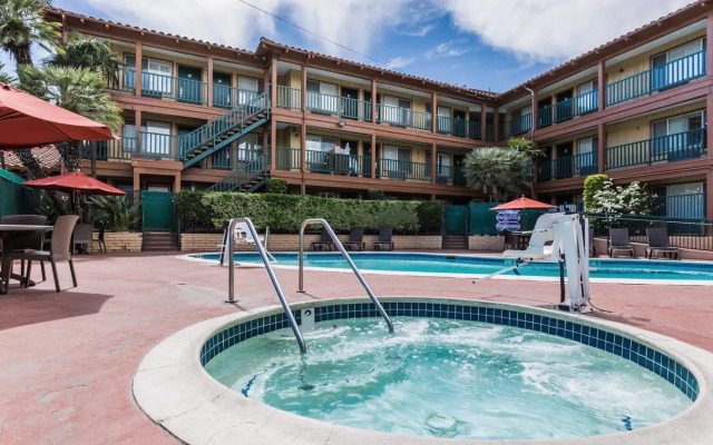 818 Hotel + Pool, an Ascend Hotel Collection Member