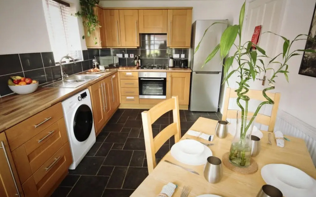 Modern 4 Bed Townhouse with Parking