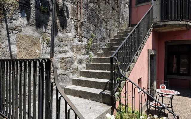 Guesthouse Bonjardim by LovelyStay