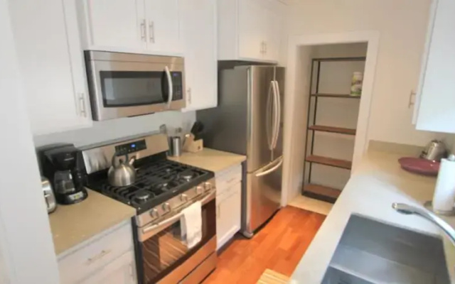 Newly Decorated Beachwood Canyon Studio