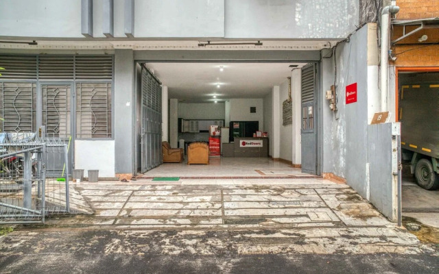 RedDoorz near Duta Merlin