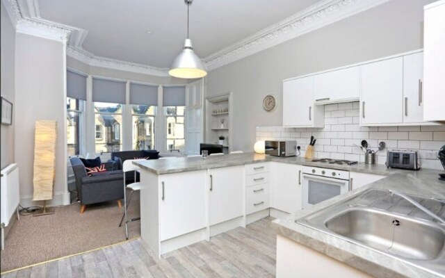 Homely & Spacious 4-bedroom Apartment by the Meadows