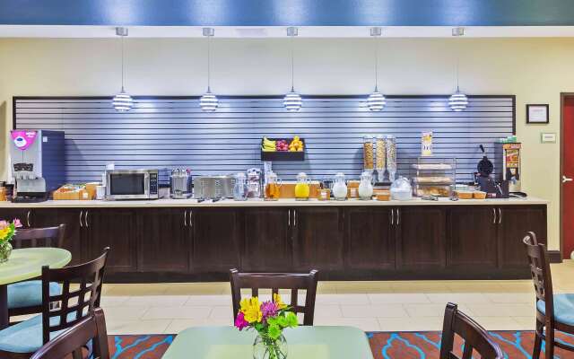 La Quinta Inn & Suites by Wyndham Floresville