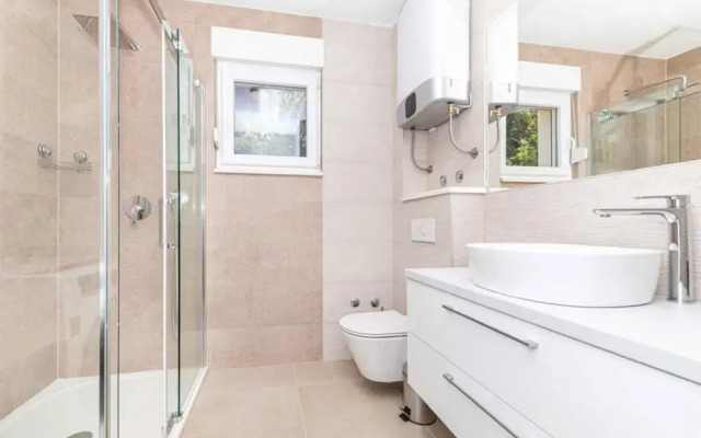 Expansive Retreat With Private Pool & Bbq, Near the Beach