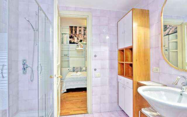 Unique Grand Trevi Fountain Apartment