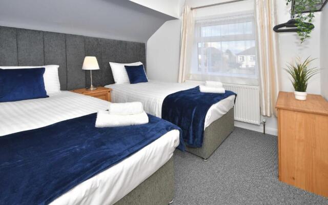 Orion House - sleeps 6, driveway, garden